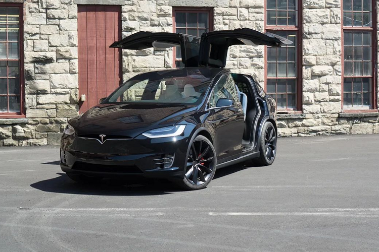 Chu xe bi phat 1400 USD vi goi Tesla Model X la “do choi tu sat”