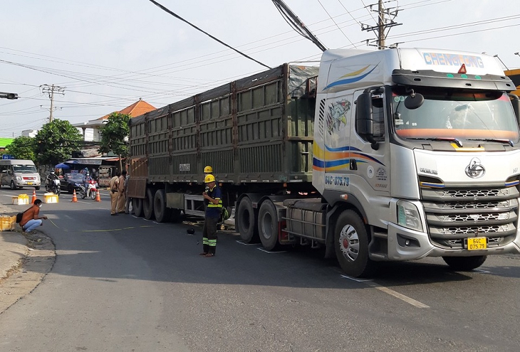 Bi xe container cuon vao gam, nam sinh tu vong tren duong den truong