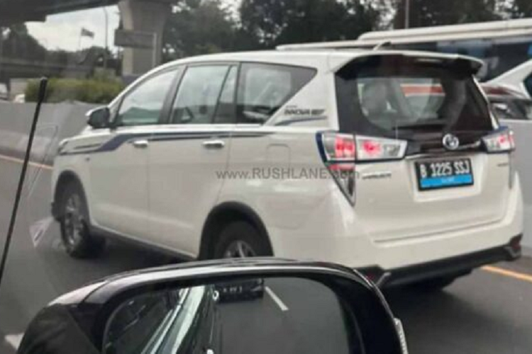 Toyota Innova EV chay thu truoc ngay mo ban, Mitsubishi Xpander de chung-Hinh-8