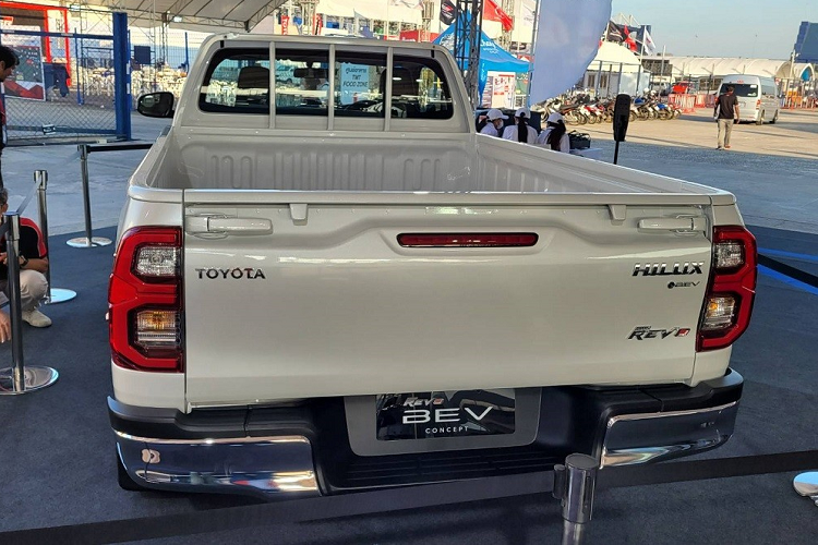 Can canh Toyota Hilux chay dien 