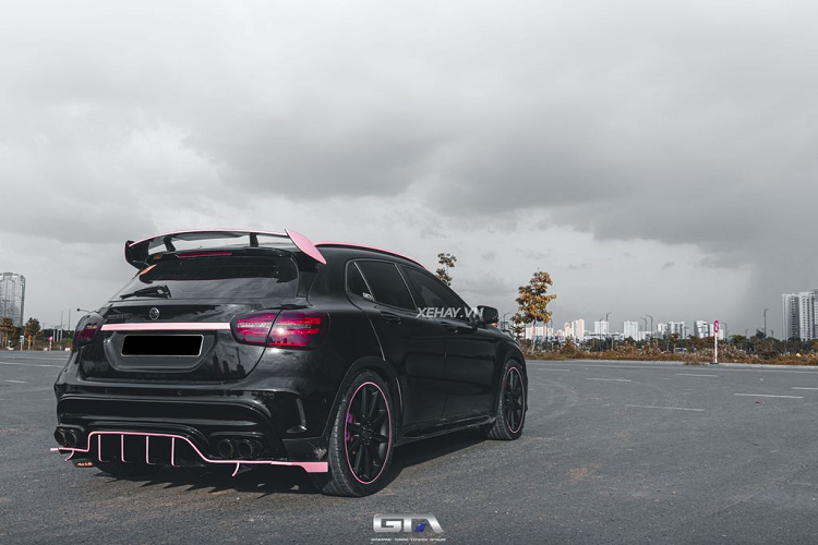 Chiec Mercedes-AMG GLA 45 do Brabus 700 