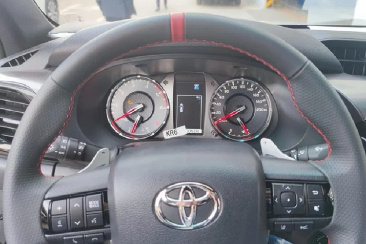 Toyota Hilux GR Sport doc nhat Viet Nam chao ban hon 1 ty dong-Hinh-12