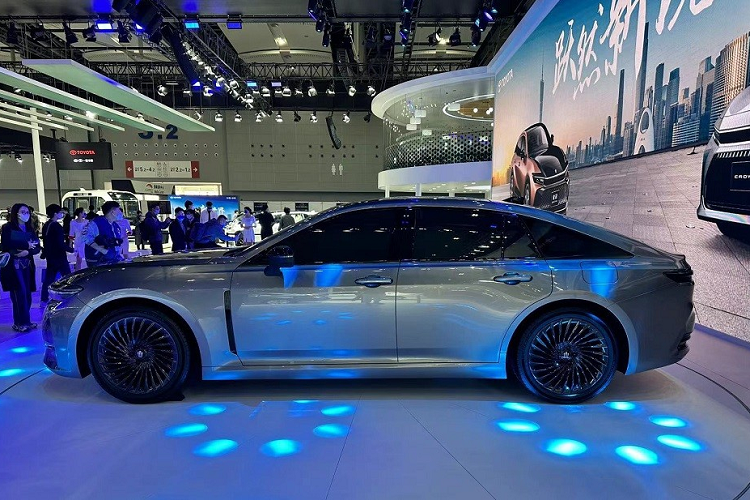 Toyota Crown Sedan 2024 - “xe bo truong” ra mat thi truong ty dan-Hinh-9