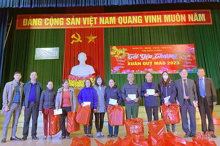 Chu tich Lien hiep cac Hoi KHKT Viet Nam trao qua cho nhan si tri thuc, nguoi dan kho khan o Ha Tinh-Hinh-2