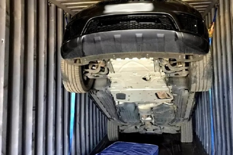 Phat hien chiec Range Rover Sport bi mat cap trong container