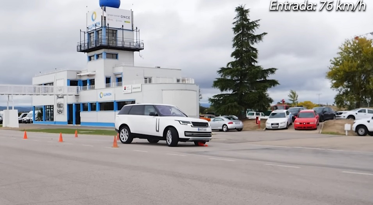 Range Rover 2022 chat vat thu nghiem danh lai tu Youtube km77-Hinh-2