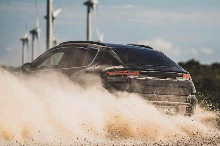 Porsche Macan EV khoe kha nang drift dinh cao trong lan chay thu-Hinh-3