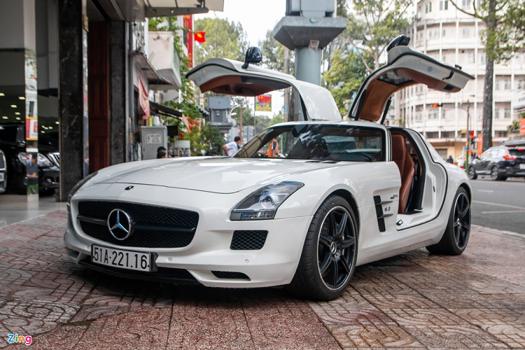 Mercedes-AMG SLS cua canh chim lam moi don Tet o Sai Gon