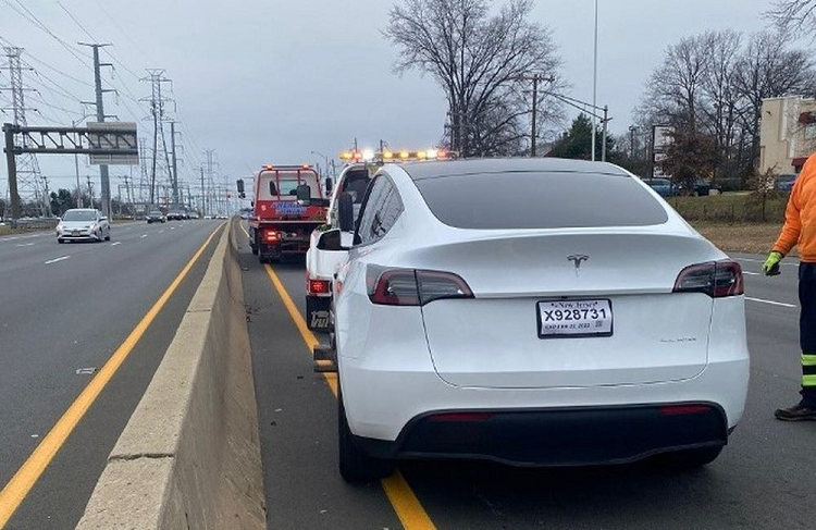 Tesla Model Y gay vo lang tren cao toc, hang 