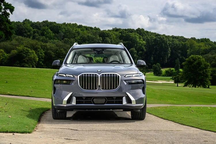 BMW X7 2023 tu 7,5 ty dong tai Viet Nam, 