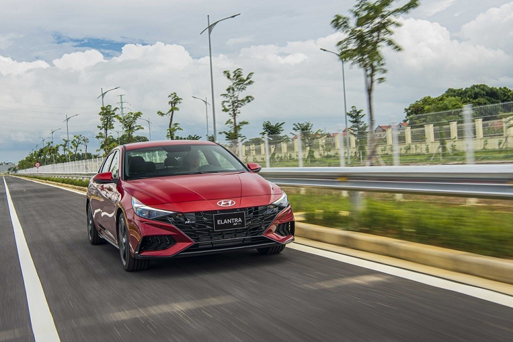 Gan 360 xe Hyundai Elantra tai Viet Nam loi he thong day an toan-Hinh-3