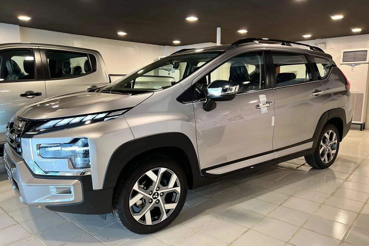 Mitsubishi Xpander Cross 2023 nhan coc tai dai ly Viet, lo gia ban-Hinh-2