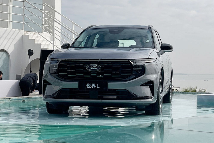 Ford Edge L 2023 them man hinh 27 inch, lam kho Toyota Highlander?-Hinh-5