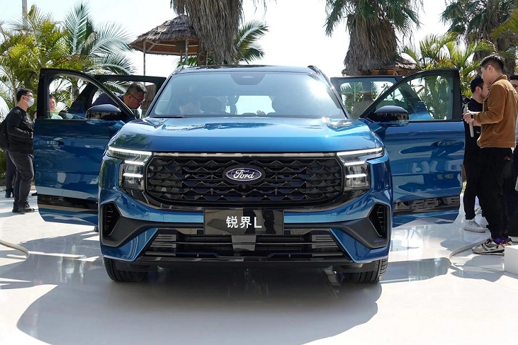 Ford Edge L 2023 them man hinh 27 inch, lam kho Toyota Highlander?