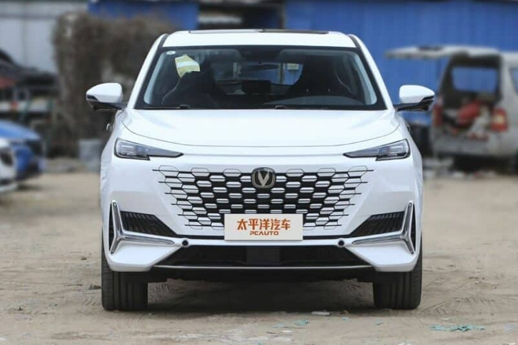 Changan UNI-K hybrid “uong xang” chi 0,9 lit/100 km, tu 644 trieu dong