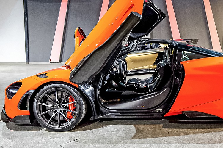 McLaren 765LT 