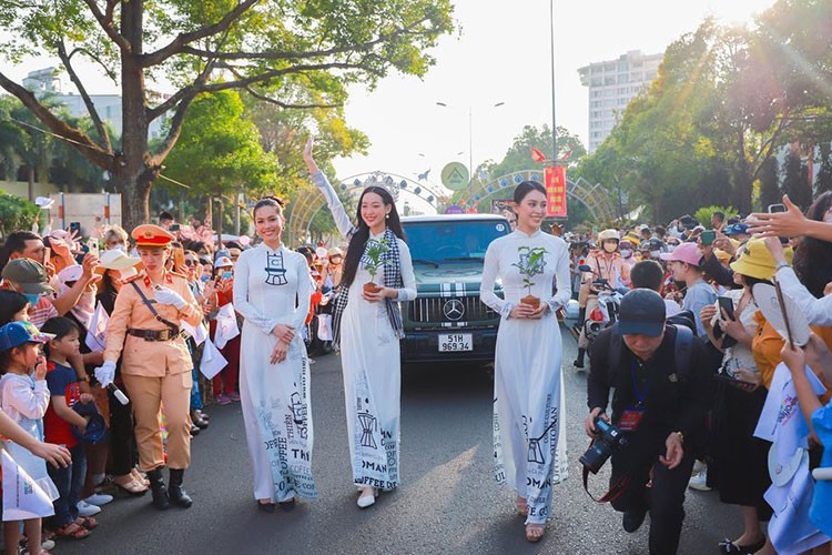 Dan SUV tram ty cua Dang Le Nguyen Vu tai Le hoi ca phe 2023-Hinh-2