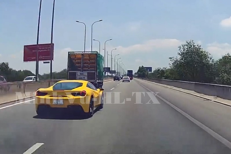 Ferrari 488 GTB boc khoi tren cao toc, bi che kem hon ca Toyota Vios