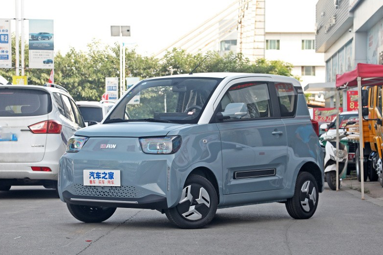 BAW Yuanbao 2023 cuc re, chi ngang 2 chiec xe may Yamaha Exciter-Hinh-6