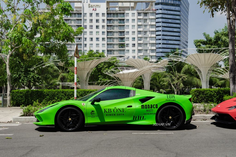 Ferrari F8 Spider hon 23 ty dau tien ve Viet Nam thay “ao moi”-Hinh-4