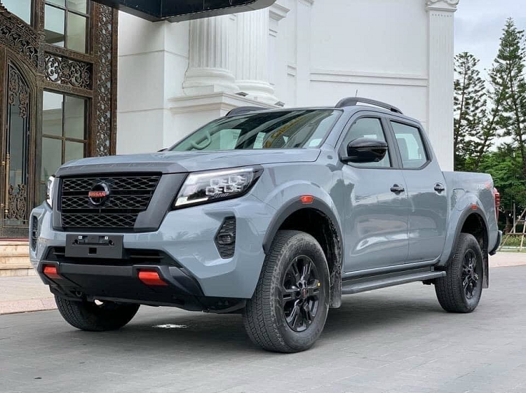 Nissan Navara tai Viet Nam dang giam gia ky luc, toi 120 trieu dong-Hinh-2