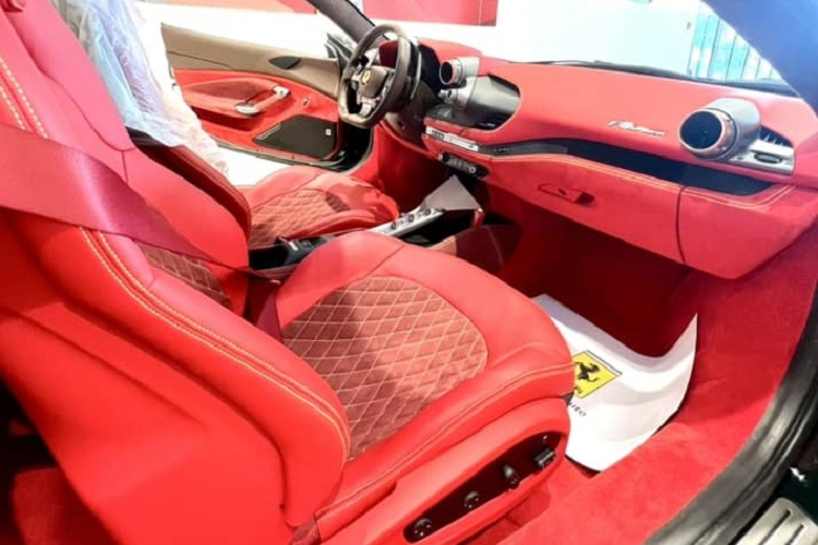 Ferrari F8 Spider hơn 23 tỷ "xanh vỏ, đỏ lòng" của đại gia Việt - Hình 9 Ferrari F8 Spider hon 23 ty