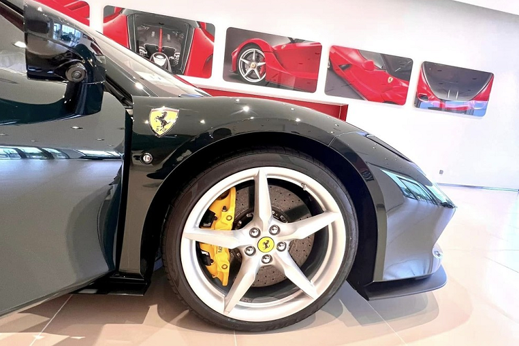 Ferrari F8 Spider hon 23 ty 