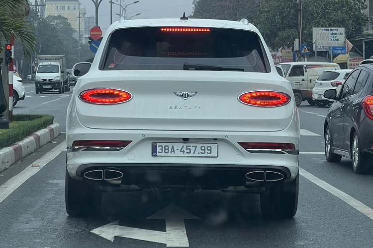 Dai gia Ha Tinh tau Bentley Bentayga V8 hon 20 ty, bien so... 