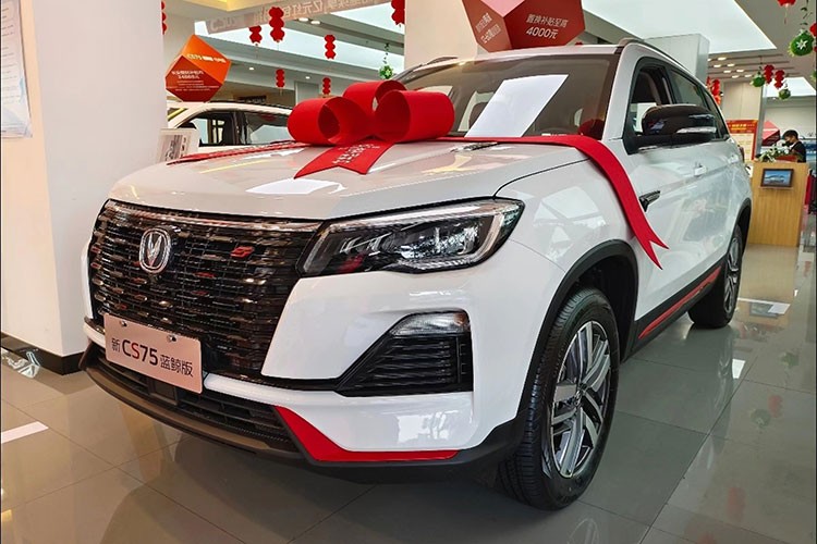 Changan CS75 Blue Whale Edition 2023 từ 351 triệu đồng có gì hấp dẫn? - Hình 10 Changan CS75 Blue Whale Edition 2023 tu 351 trieu dong co gi hap dan?-Hinh-10