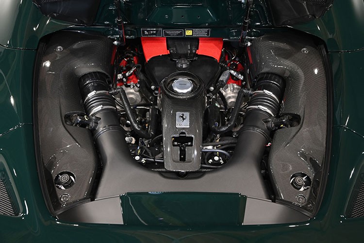 Ferrari F8 Spider hơn 23 tỷ "xanh vỏ, đỏ lòng" của đại gia Việt - Hình 10 Ferrari F8 Spider hon 23 ty