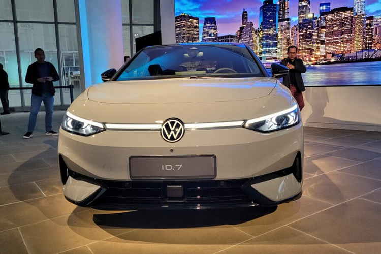 Volkswagen ID.7 chay 700km/lan sac, canh tranh Hyundai Ioniq 6-Hinh-4