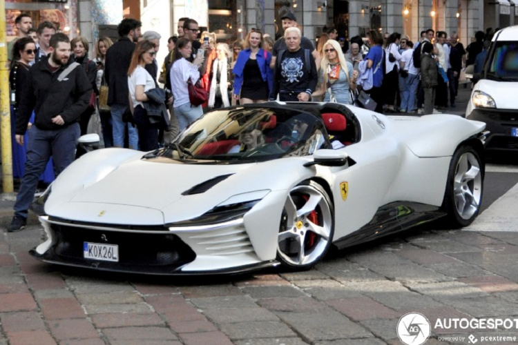 Ibrahimovic cam lai Ferrari Daytona SP3 hon 54 ty, thu hut van anh nhin