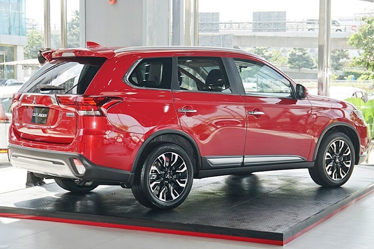 Mitsubishi Outlander dang giam toi 126 trieu dong, 