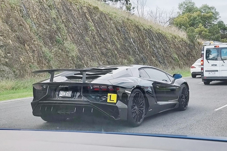 Lamborghini Aventador SV hon 14 ty dong la xe tap lai cho thieu gia-Hinh-3