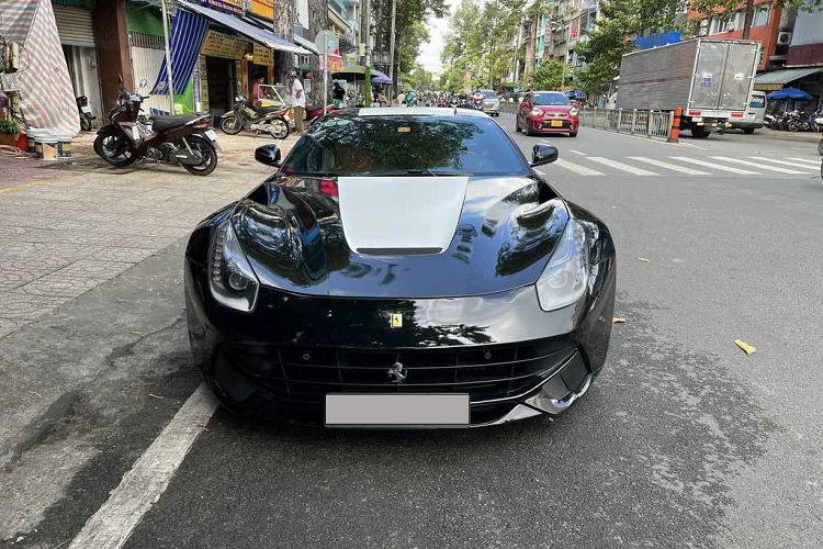 Ferrari F12 Berlinetta hon 22 ty  lan dau 