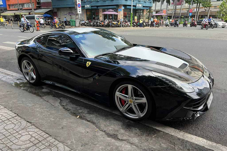 Ferrari F12 Berlinetta hon 22 ty  lan dau 