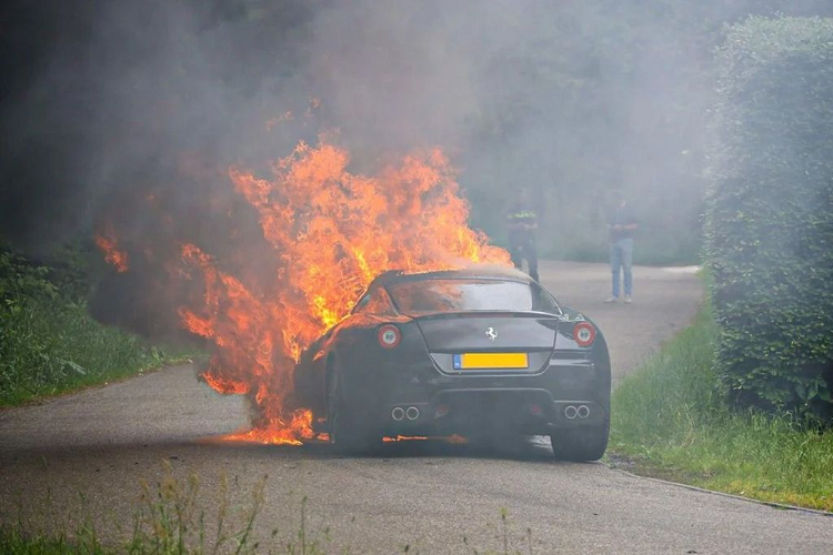 Ferrari 599 GTB Fiorano gan 10 ty dong bat ngo boc chay tro khung