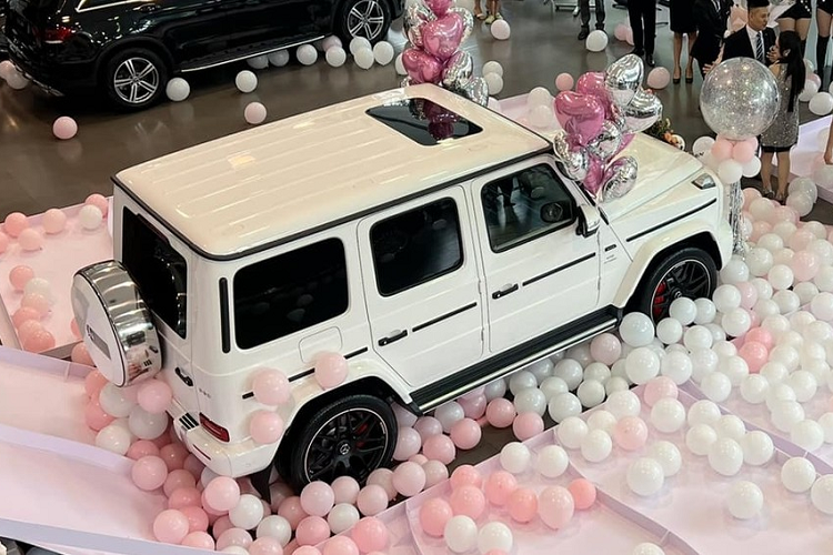 "Soái ca" Hà Nội chi hơn 11 tỷ mua Mercedes-AMG G63 tặng sinh nhật vợ - Hình 2
