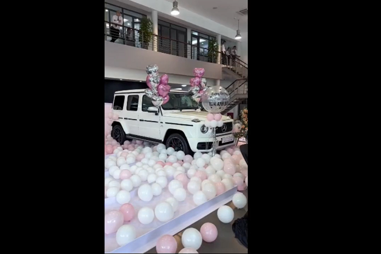 "Soái ca" Hà Nội chi hơn 11 tỷ mua Mercedes-AMG G63 tặng sinh nhật vợ - Hình 5