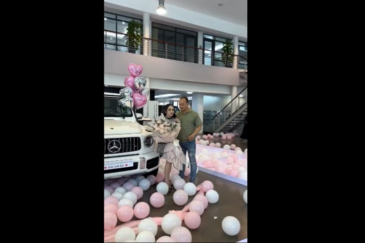 "Soái ca" Hà Nội chi hơn 11 tỷ mua Mercedes-AMG G63 tặng sinh nhật vợ - Hình 6
