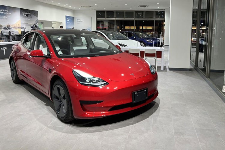 Tesla Model 3 dang giam “kinh hoang”, re ngang Toyota Vios tai Viet Nam