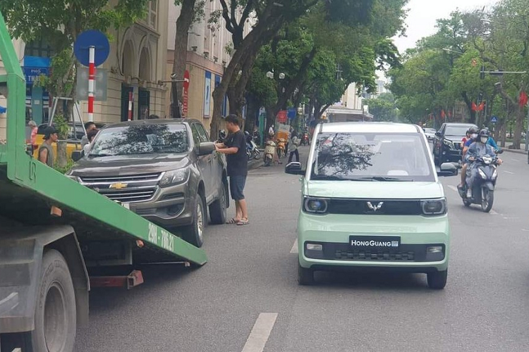 Wuling Hongguang Mini EV dien gia re chay thu tren pho Ha Noi-Hinh-2