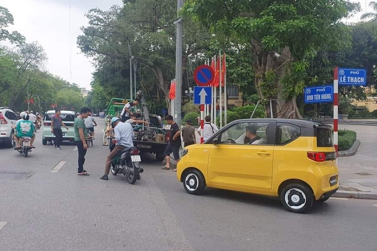 Wuling Hongguang Mini EV dien gia re chay thu tren pho Ha Noi