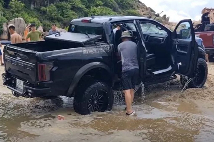 Ford Ranger Raptor bi ngap nuoc rao ban toi 1,2 ty tai Lam Dong-Hinh-3