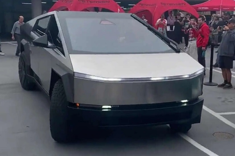 Ban tai Tesla Cybertruck lo dien: noi that toi gian, cong sac o chan bun