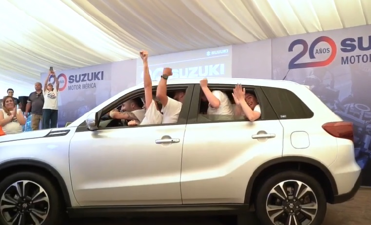 Suzuki Vitara co the “nhet” duoc 23 nguoi ngoi trong xe-Hinh-3