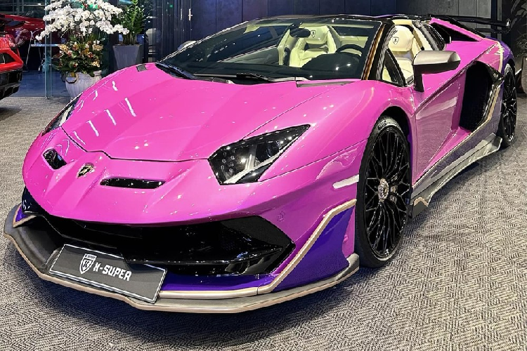 Lamborghini Aventador Roadster hon 42 ty cua 