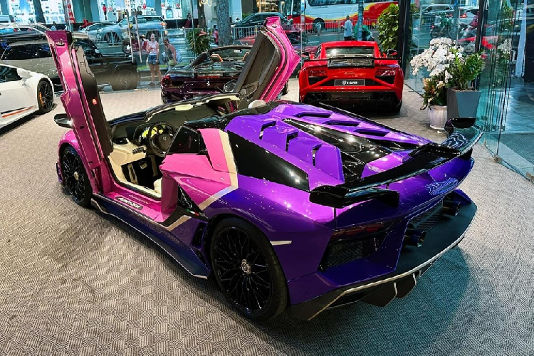 Lamborghini Aventador Roadster hon 42 ty cua 