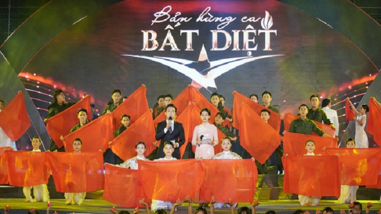 Chu tich nuoc du chuong trinh nghe thuat Ban hung ca bat diet tai Con Dao-Hinh-3