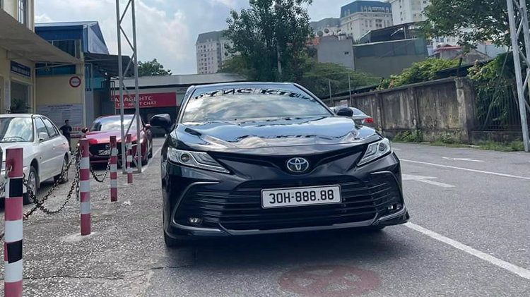 Toyota Camry trung bien 